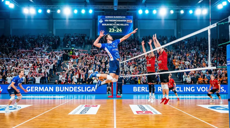 Volleyball-Spielszene in einer deutschen Bundesliga-Halle mit Zuschauern