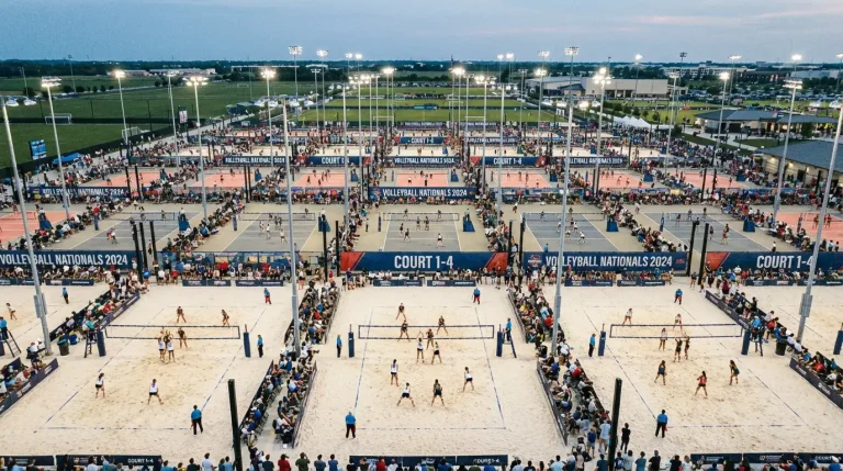 Mehrere Volleyball-Spiele gleichzeitig in einer Multisport-Arena