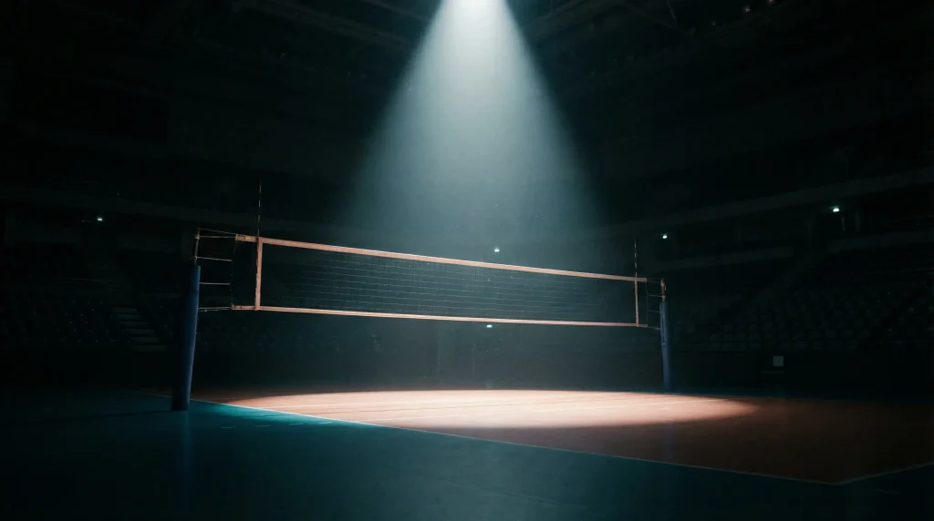 Volleyball-Netz in einer dunklen Halle mit schwacher Beleuchtung als Kontrast
