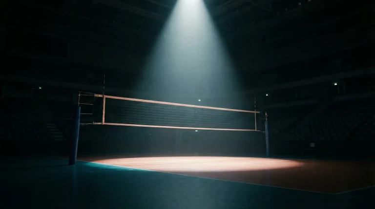 Volleyball-Netz in einer dunklen Halle mit schwacher Beleuchtung als Kontrast